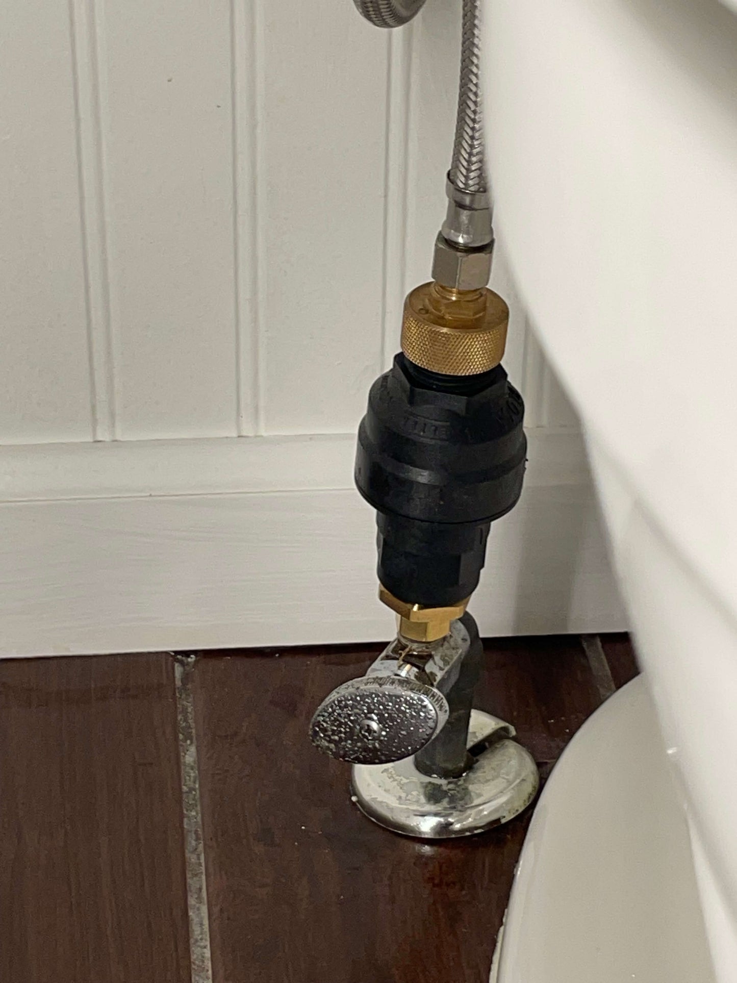 The Eltek Water Block is an anti-flooding device that can be installed on toilets to prevent water leaks. It controls the maximum water consumption between 5 and 50 liters. If the water consumption exceeds the preset limit, the Water Block automatically blocks the flow of water to prevent flooding.  The Water Block is installed in a vertical position and does not require any tools to install. The kit includes brass connecting fittings.