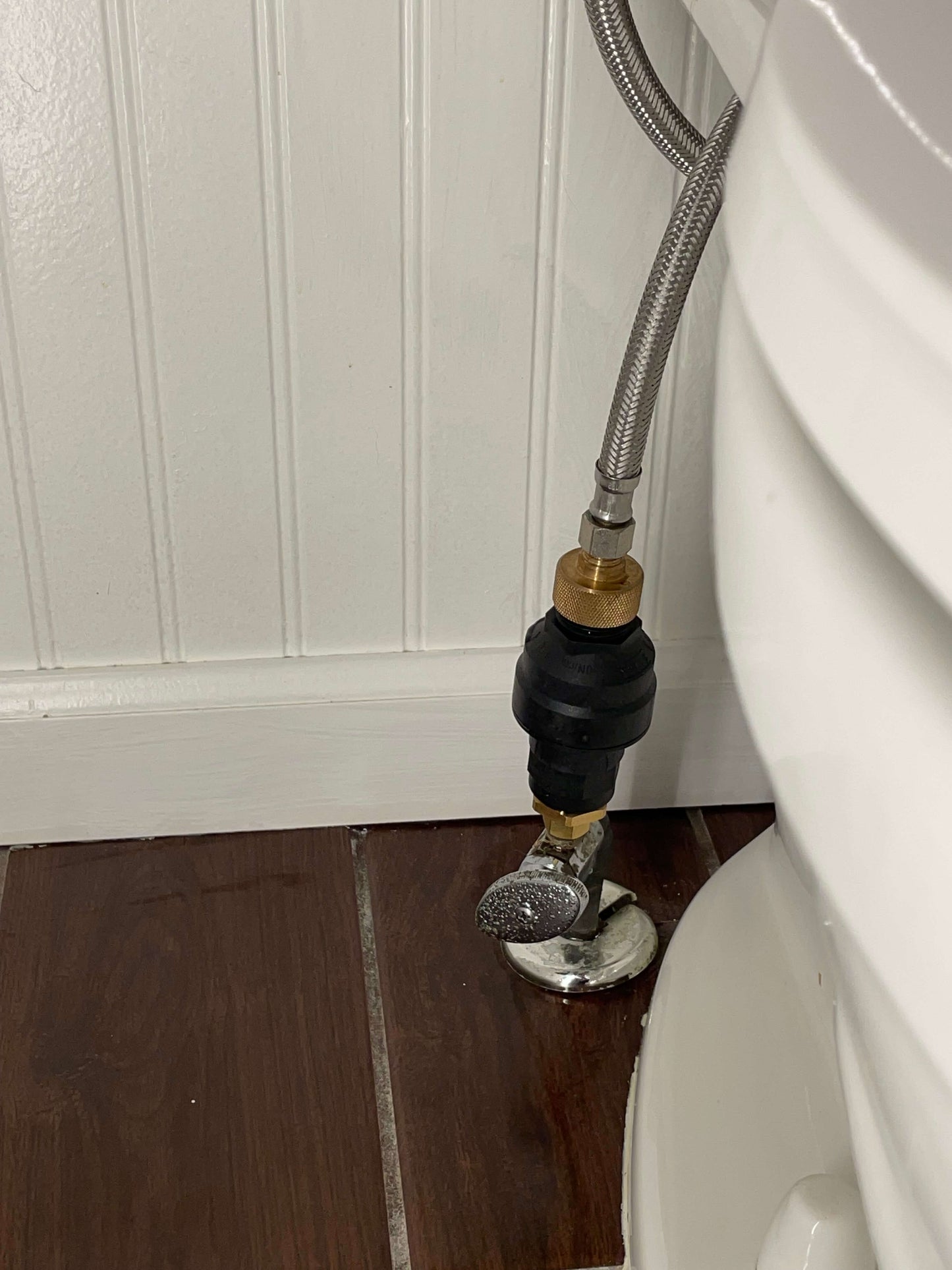 This anti-flooding device is a great way to protect your home from water damage. It is easy to install and does not require any electricity. The Water Block can be used on a variety of appliances, including toilets, washing machines, and dishwashers. It is purchasable in the USA.